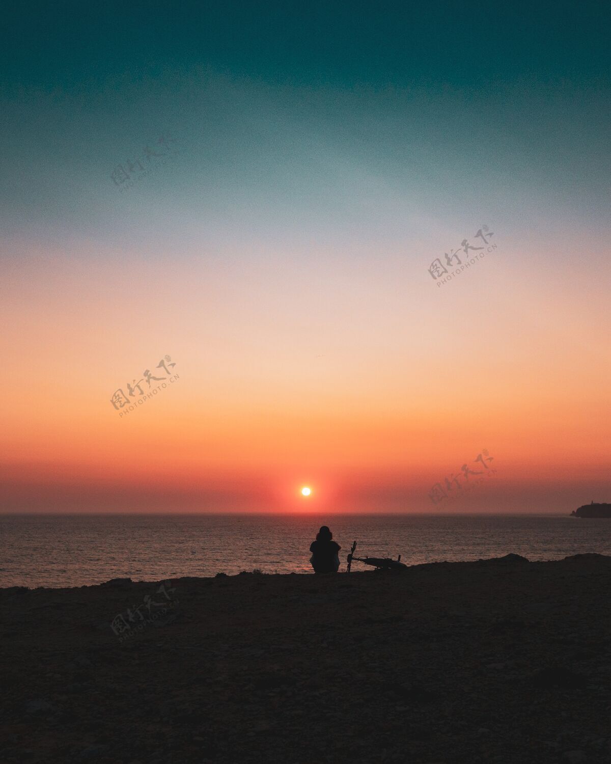风景日落时一个人坐在岸边的剪影自然日落海岸线