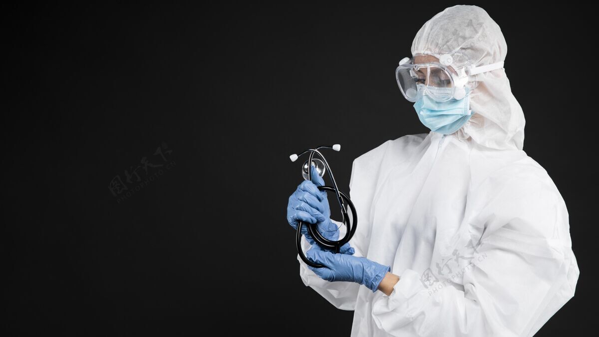 设备女医生戴着专用医疗器械拷贝空间专家保健