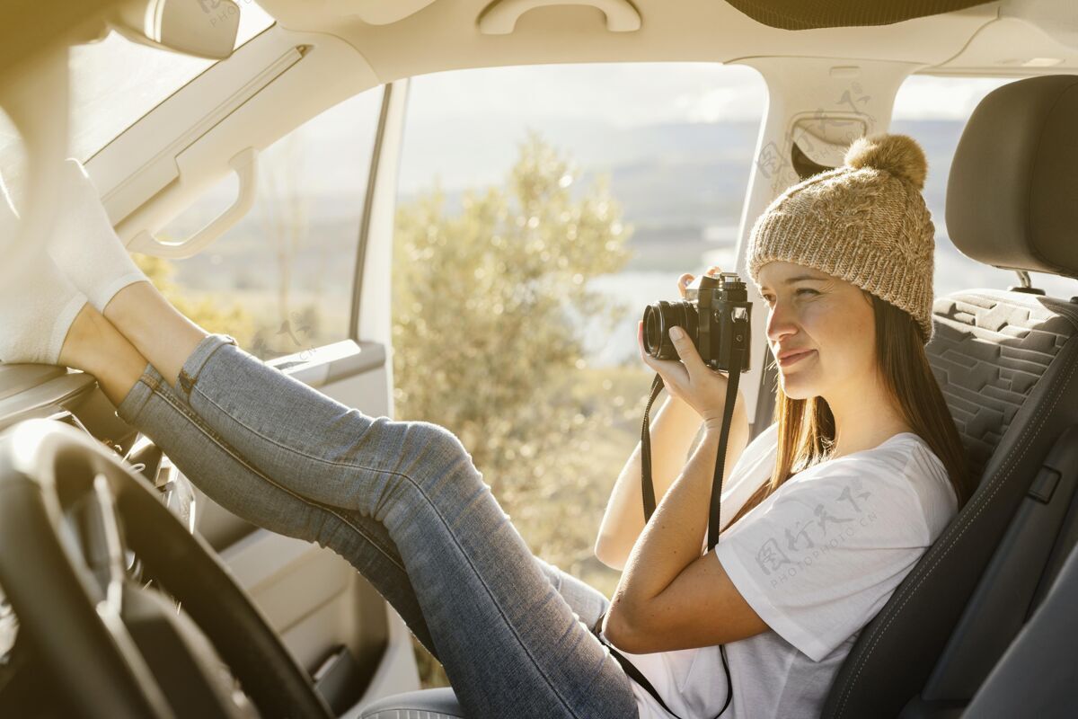 水平全镜头女人拍照公路旅行冒险旅游