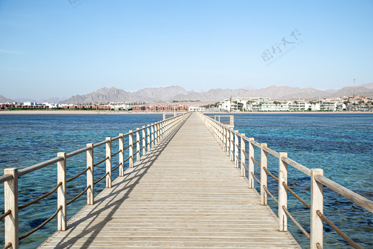 埃及背景是一个美丽的长木码头之间的海洋和山脉景观地中海海岸