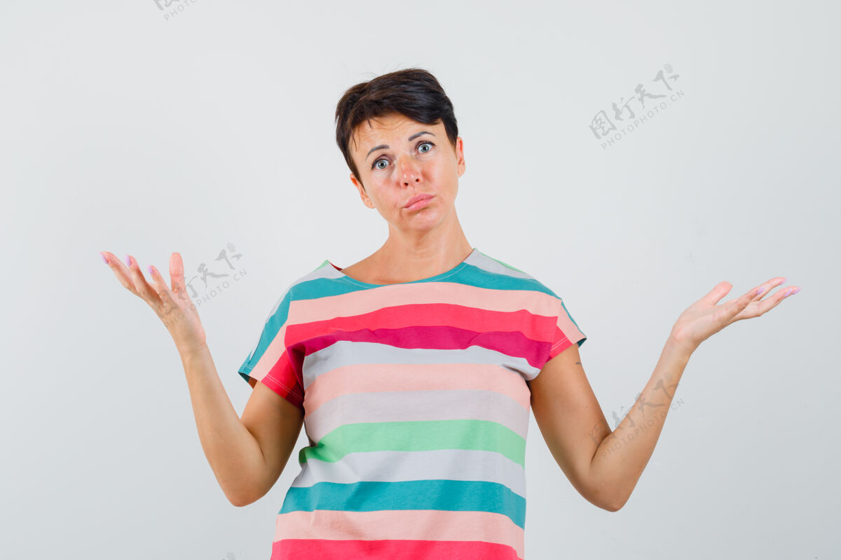 欢呼一个穿着条纹t恤的女人表现出无助的姿态 看起来很困惑条纹青春无助