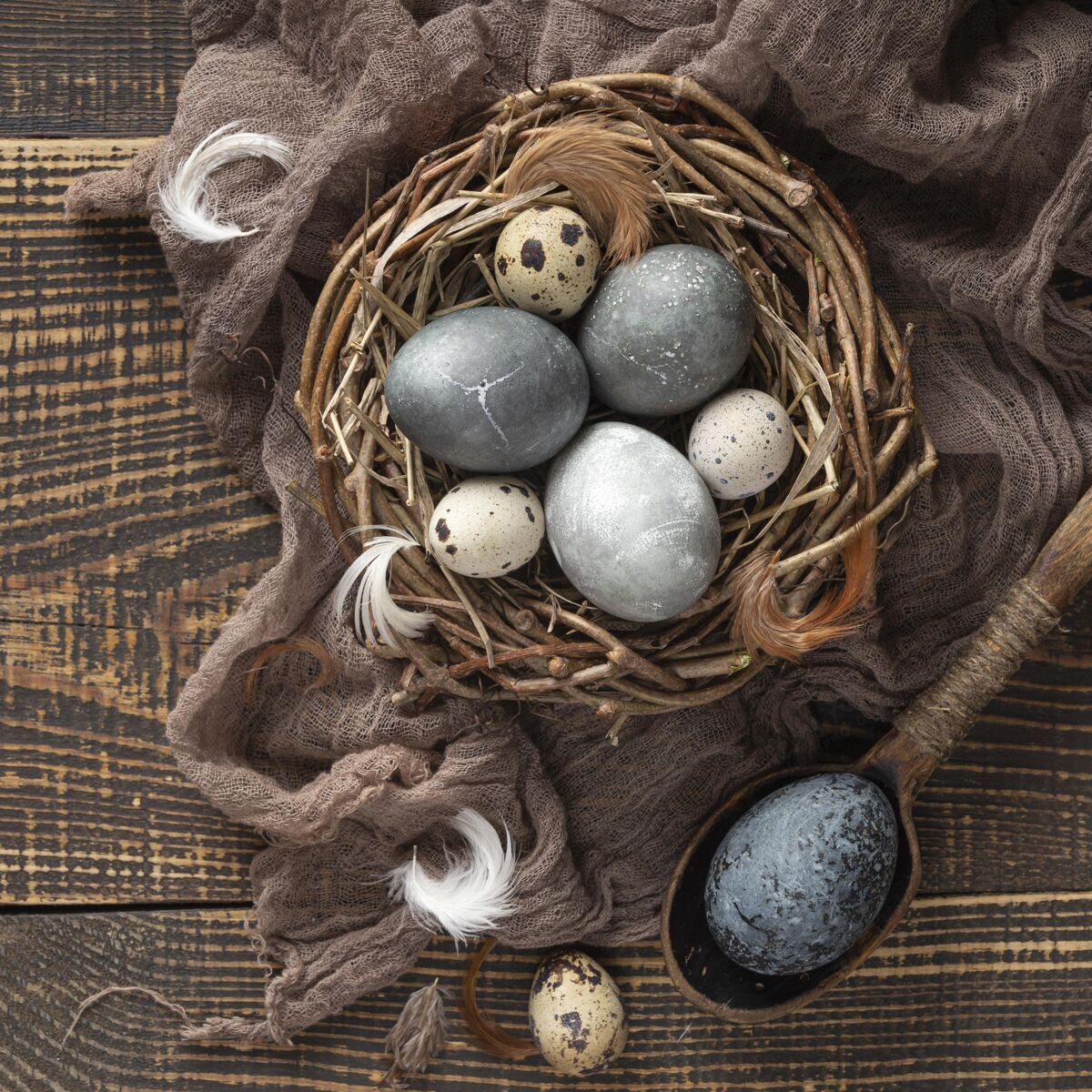 复活星期天复活节彩蛋的顶视图 有纺织品和鸟巢广场庆祝节日