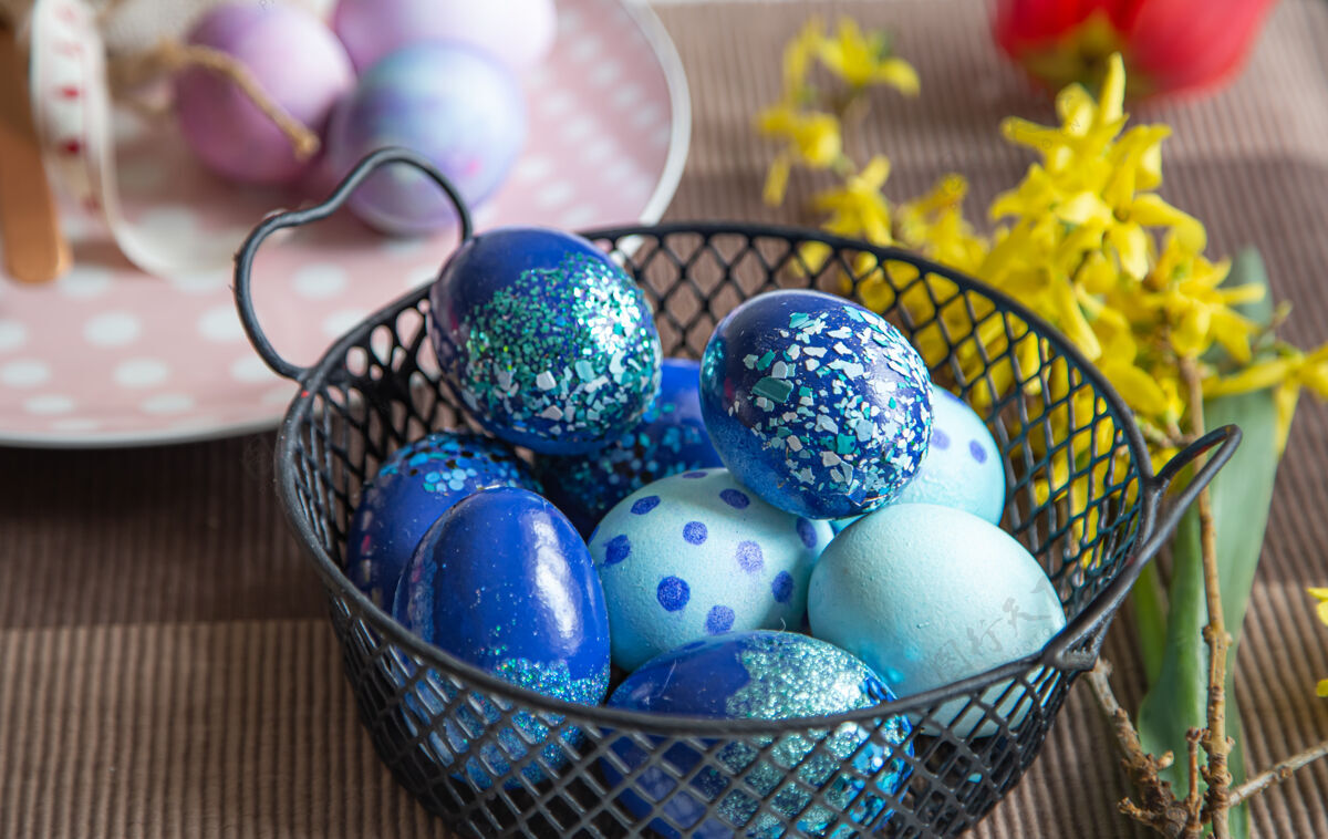 彩蛋复活节彩蛋在一个金属篮子的特写镜头复活节假期的概念和装饰的想法节日篮子特写