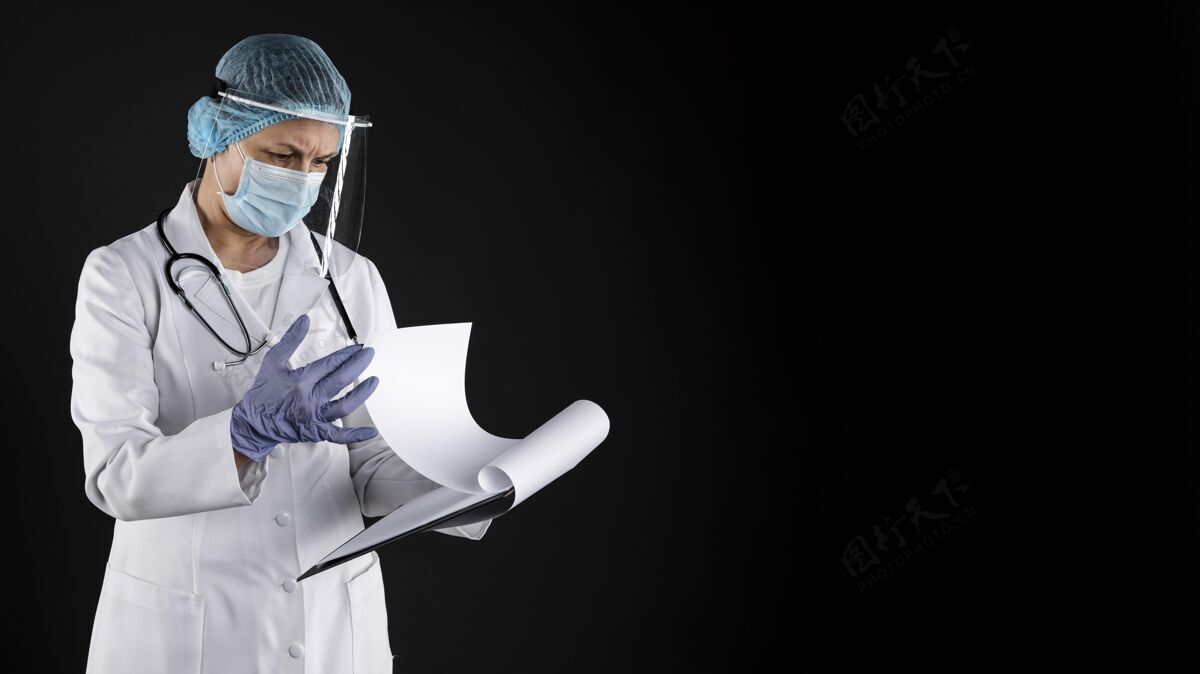 设备女医生戴着专用医疗器械佩戴拷贝空间医院