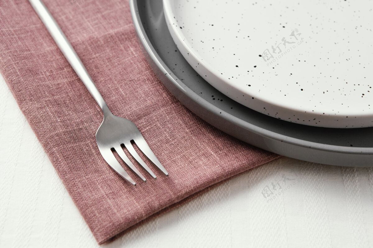 安排餐桌上美丽的餐具组成桌子装饰分类