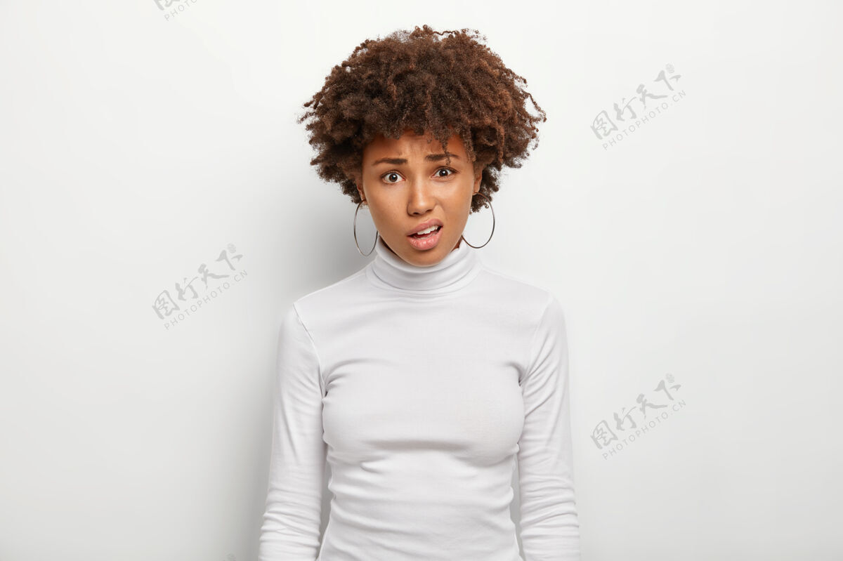 种族人类的面部表情和情感概念不满可爱的非洲裔美国妇女皱眉头 不悦地看着皱眉耳环孤独