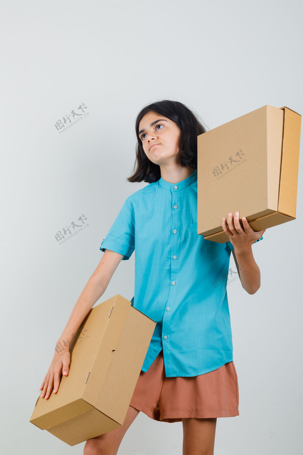 肖像年轻的女士拿着蓝色衬衫的盒子 看起来准备好了人举行休闲
