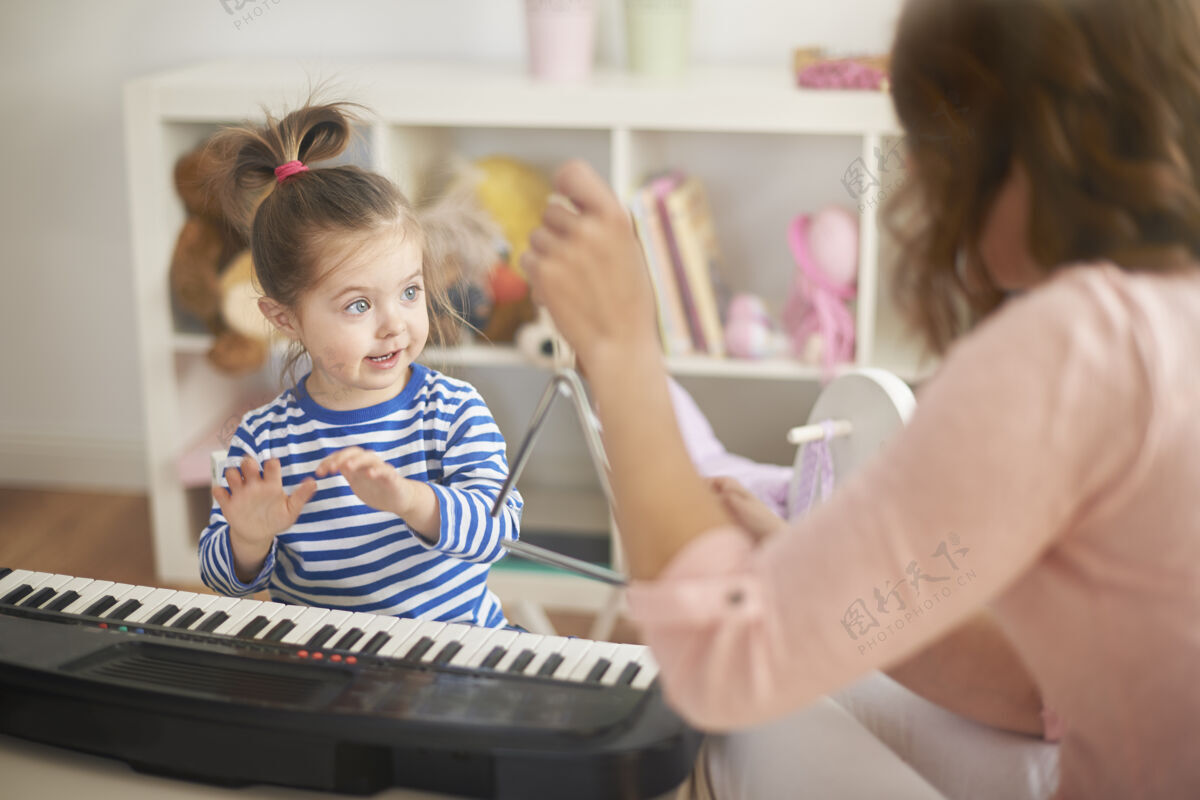 三角形小女孩在学弹钢琴欢乐桌子深情