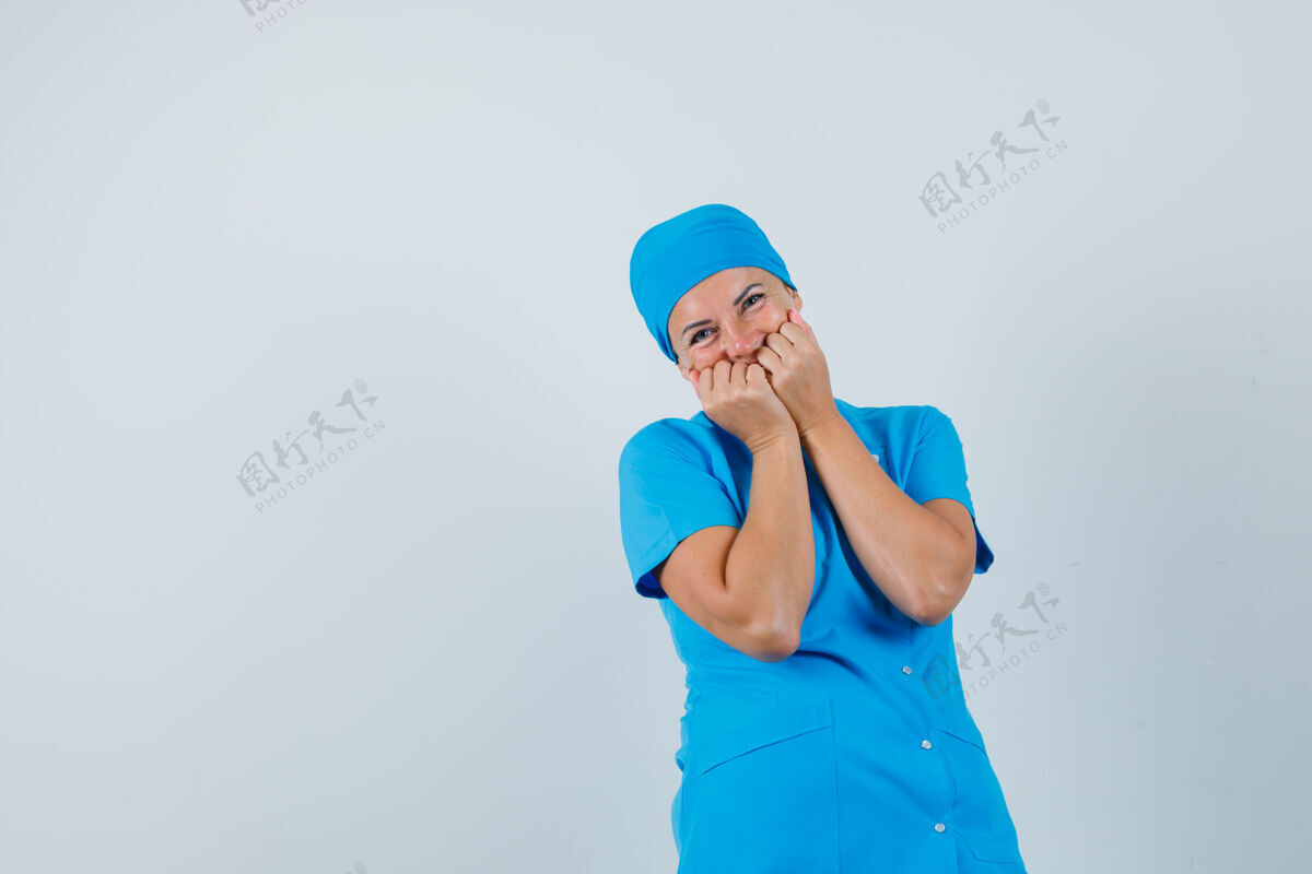 拳头身着蓝色制服的女医生脸上握着拳头 神情开朗 前视疾病肖像疾病