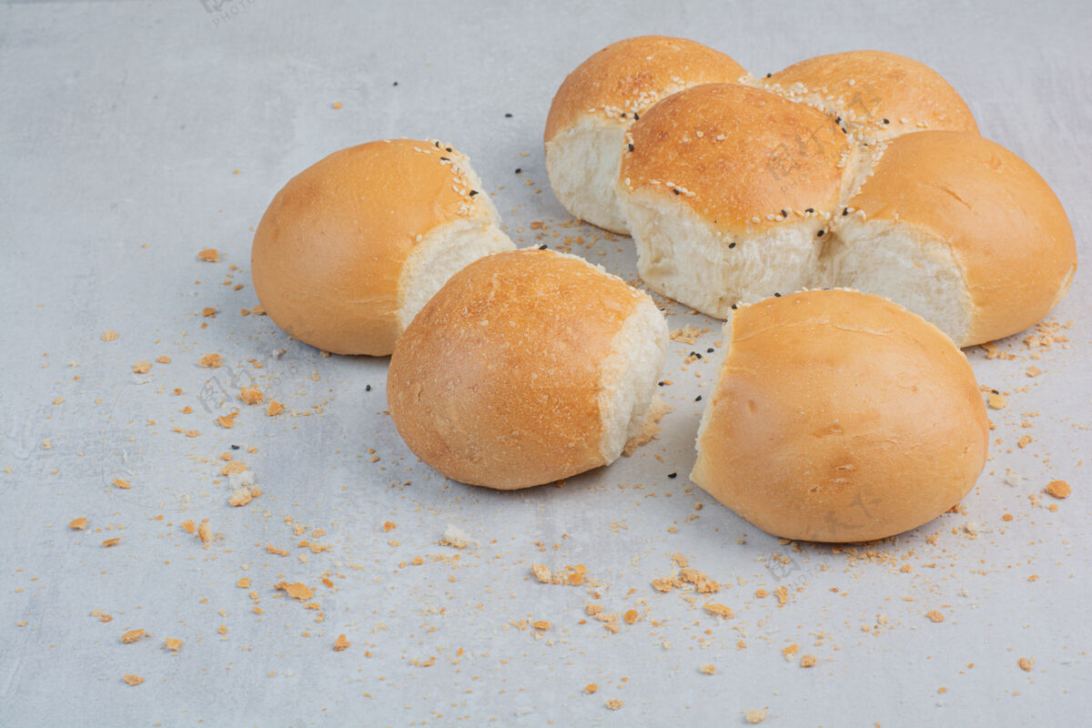 面包大理石背景上的圆形新鲜白面包烘焙面包片糕点