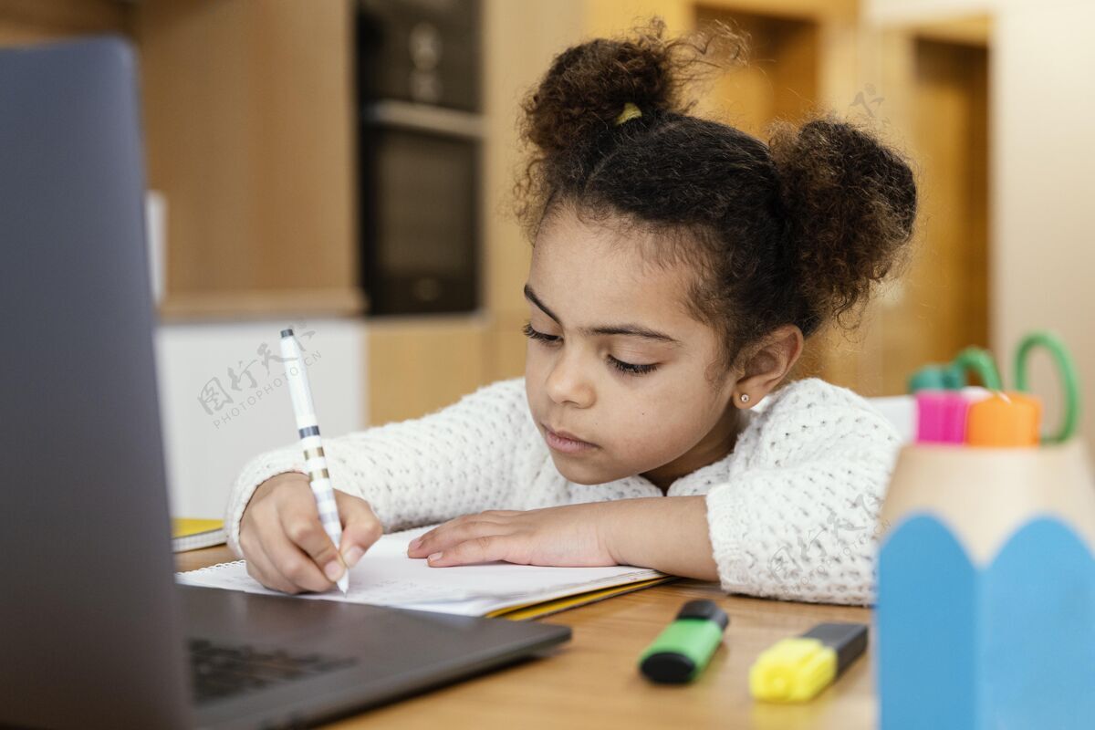 学校小女孩在家上网上学时带着笔记本电脑笔记本电脑小教育