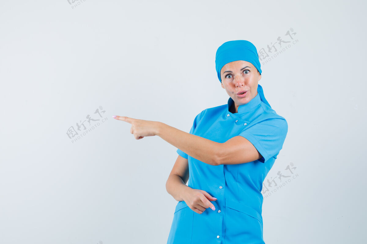 妇女女医生指着身穿蓝色制服的一侧 神情犹豫不决前视图治疗护士指点