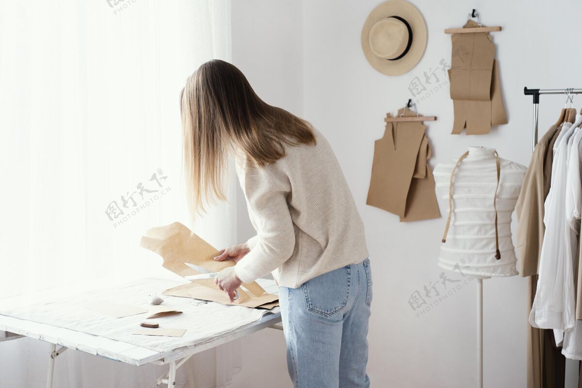 缝纫工艺女裁缝在工作室里穿着衣服服装女服装