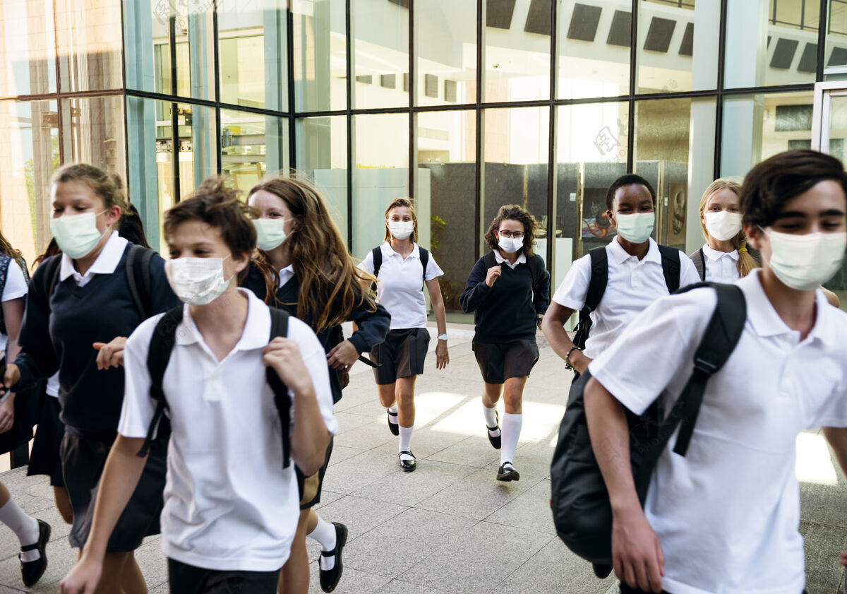 朋友高中生在回家的路上戴着口罩人群病毒爆发教育