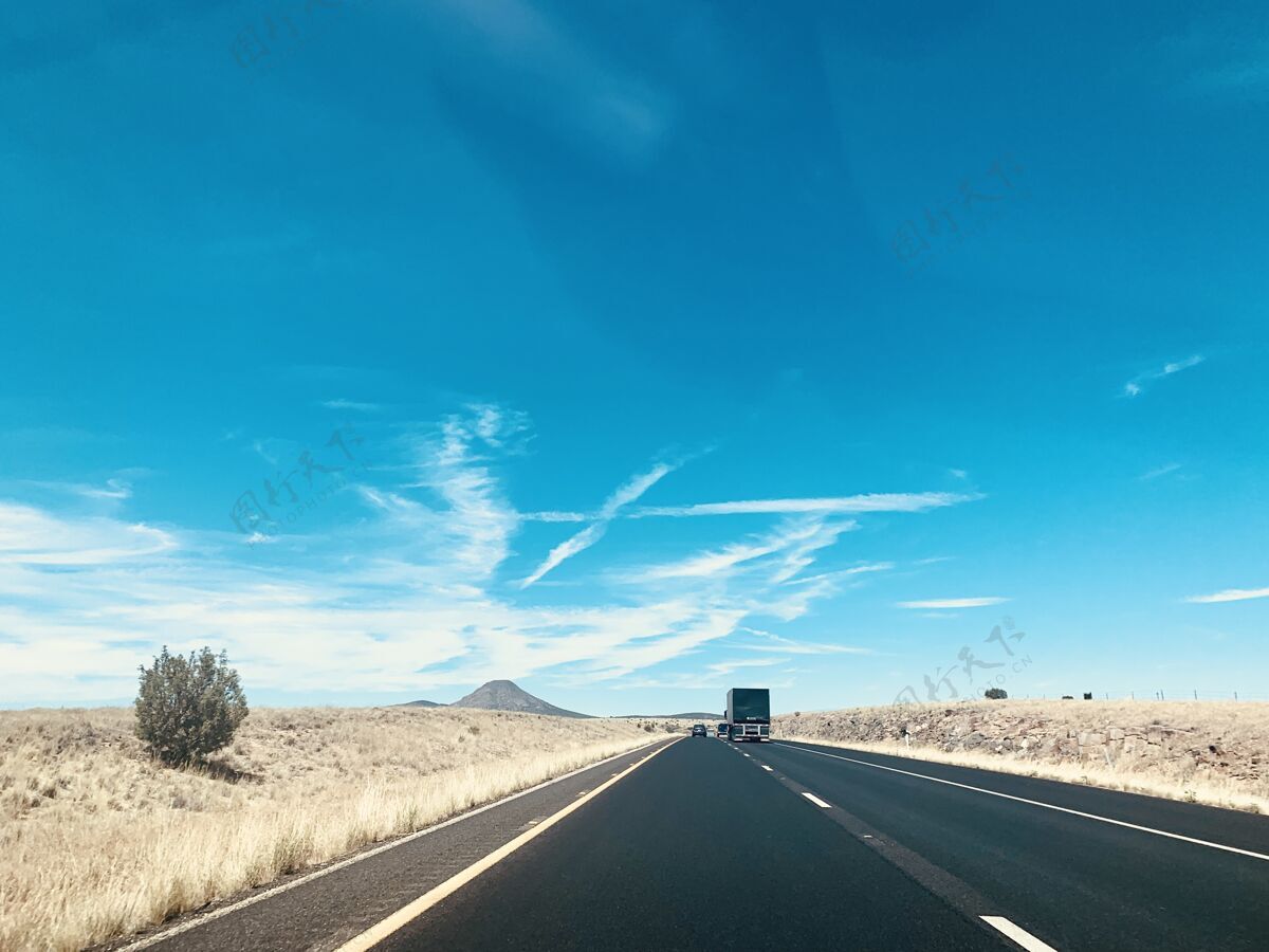 乡村蓝天下公路上汽车的美丽镜头卡车沙漠自然