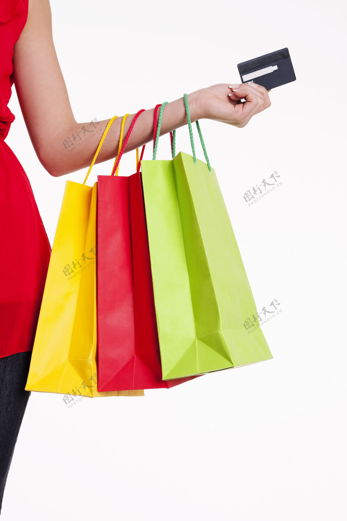 人拿着购物袋和信用卡的年轻女子购物袋女人购物狂