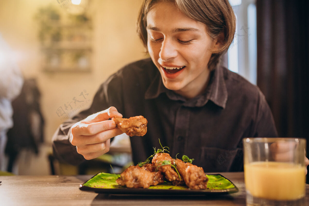 鸡肉在咖啡馆吃带酱炸鸡烤咖啡馆不健康