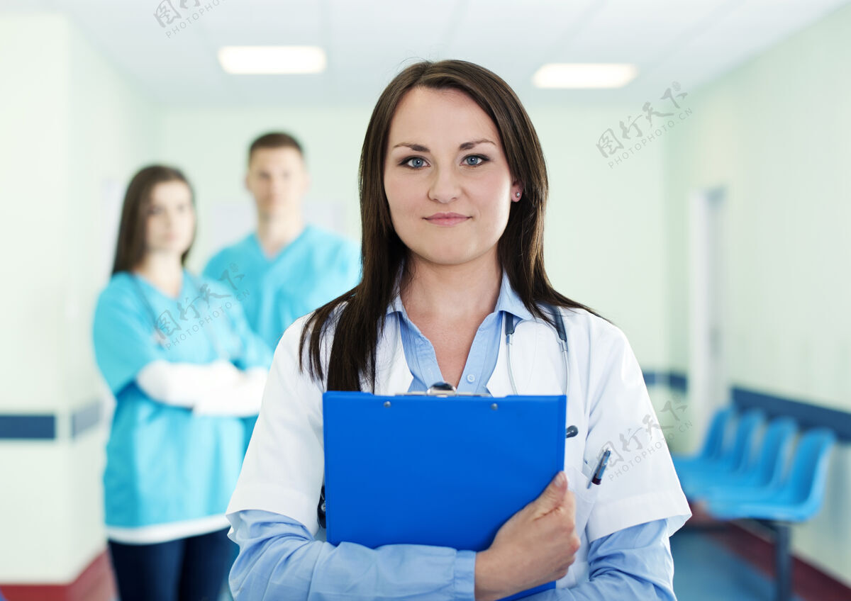 护理年轻女医生和实习生的画像工作医护人员外科医生