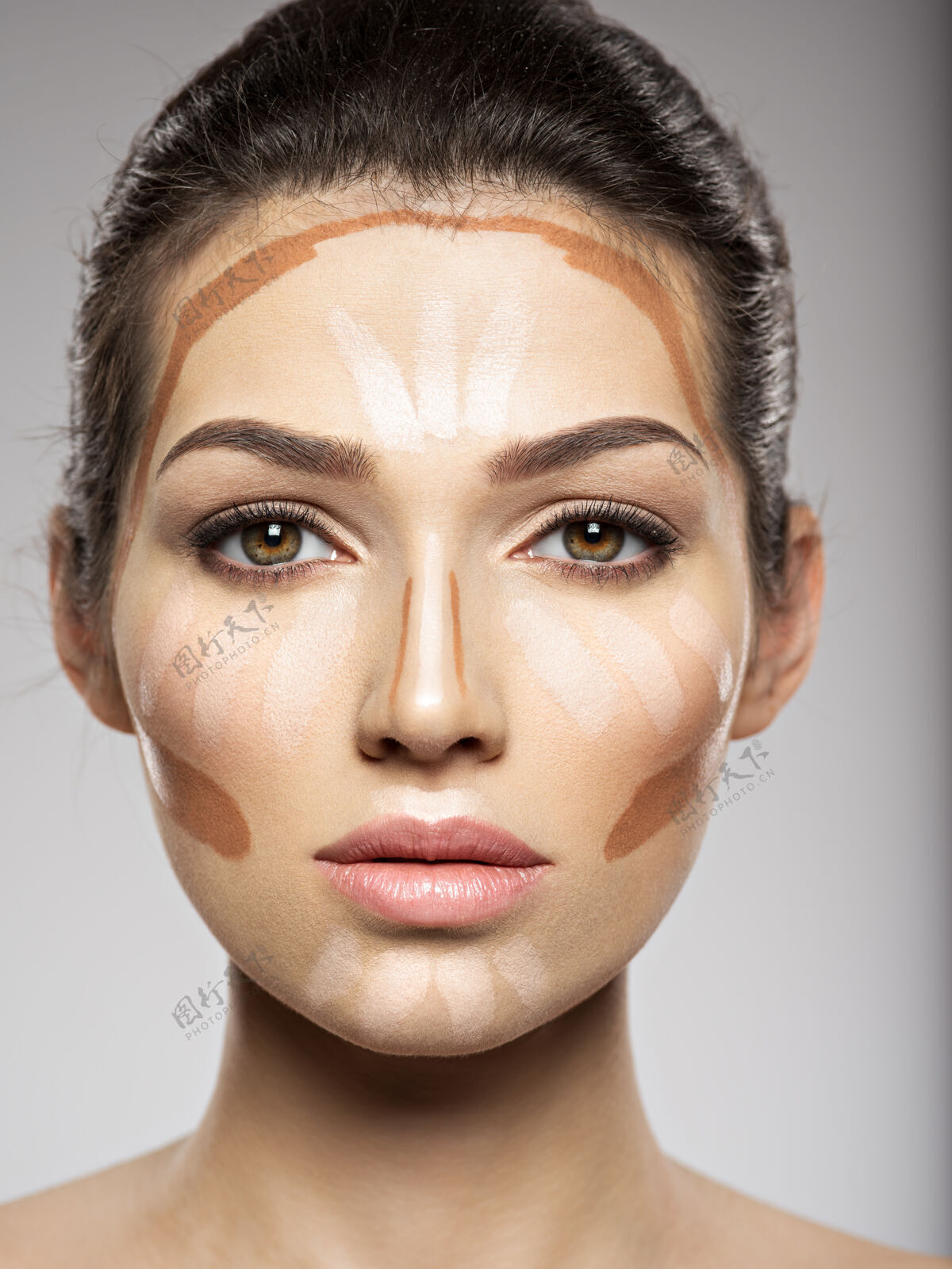 前视图化妆妆色调是女人脸上的基础美容概念女孩化妆化妆品面部化妆概念