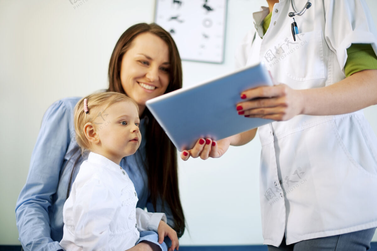 医生在平板上显示结果患者孩子父母