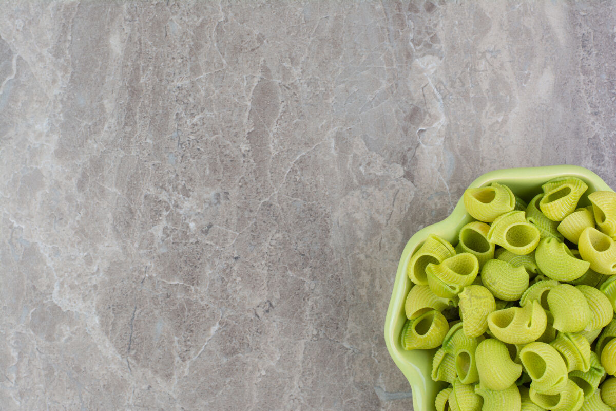 菜单绿色的自制意大利面放在灰色的盘子里传统盘子厨房
