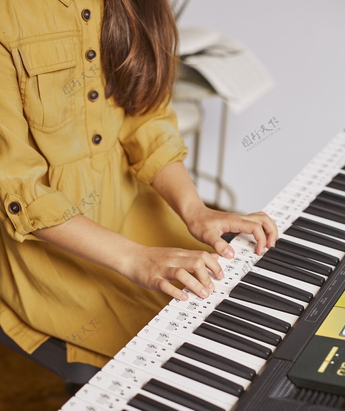 音乐家幼儿学习如何玩电子键盘课程电子键盘年轻