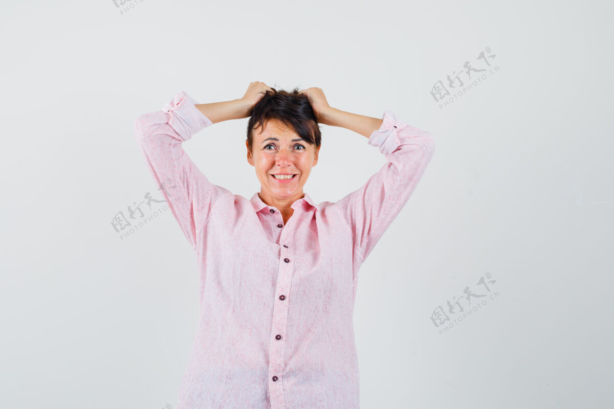 渴望女人穿着粉色衬衫撕扯着她的头发 看起来很渴望 正面视图保护护士女人
