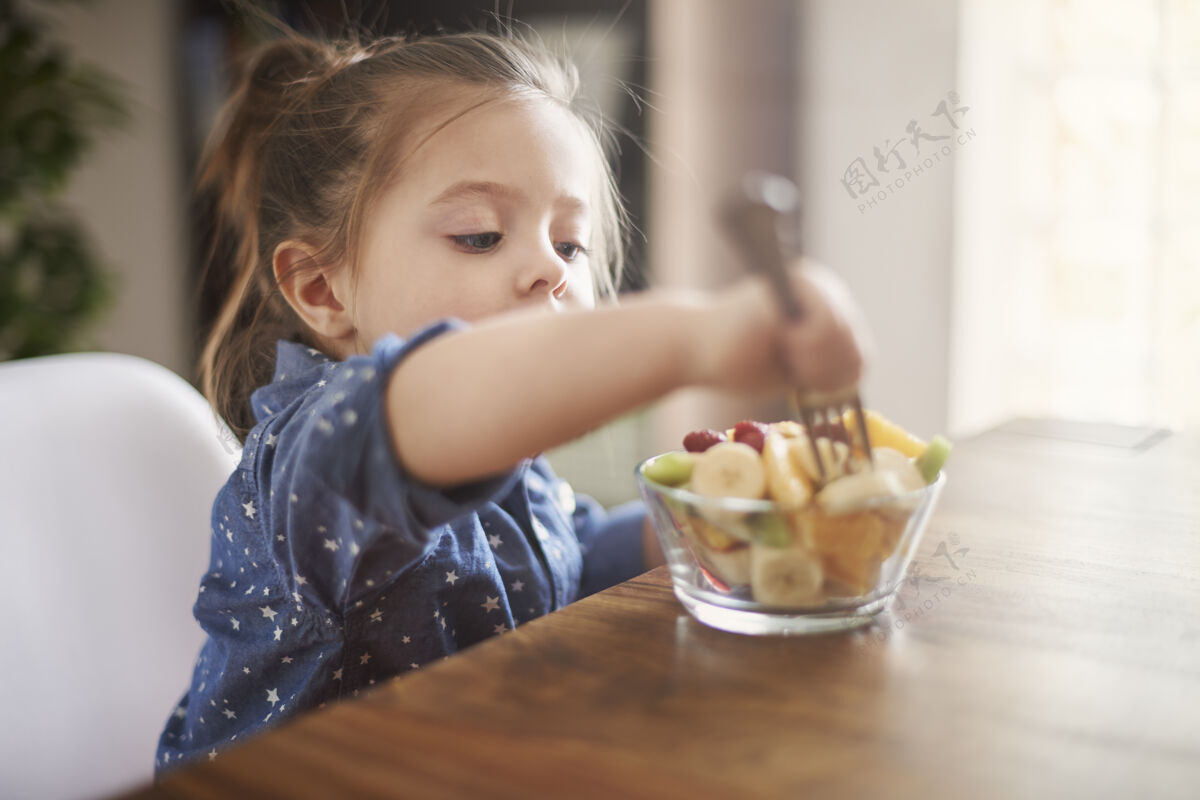 水果小女孩在吃水果吃饭女孩零食