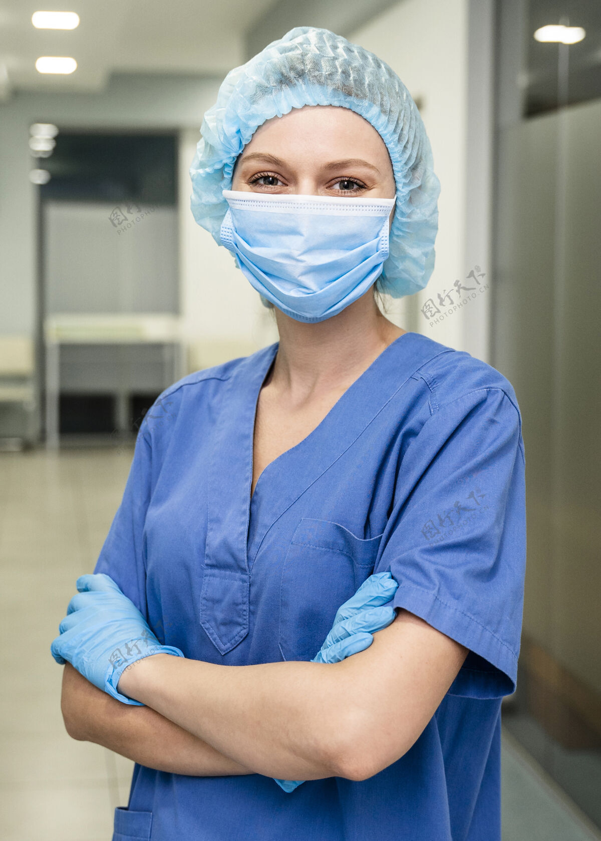 室内医院的女医生戴着口罩设备防护工具