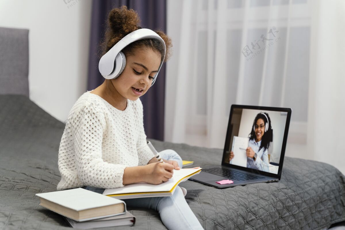 在线小女孩用笔记本电脑上网上学小网络知识