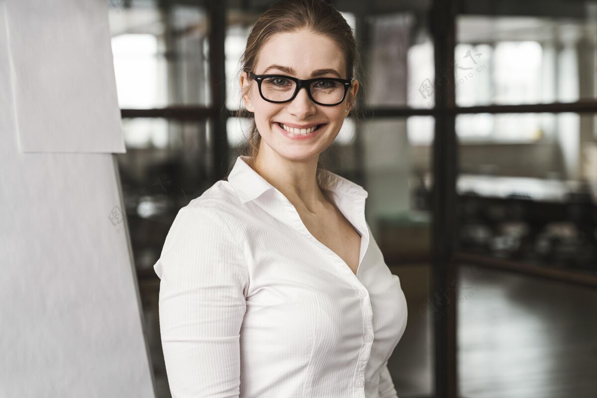 女性在演讲中带着眼镜微笑的职业女商人职业员工职业