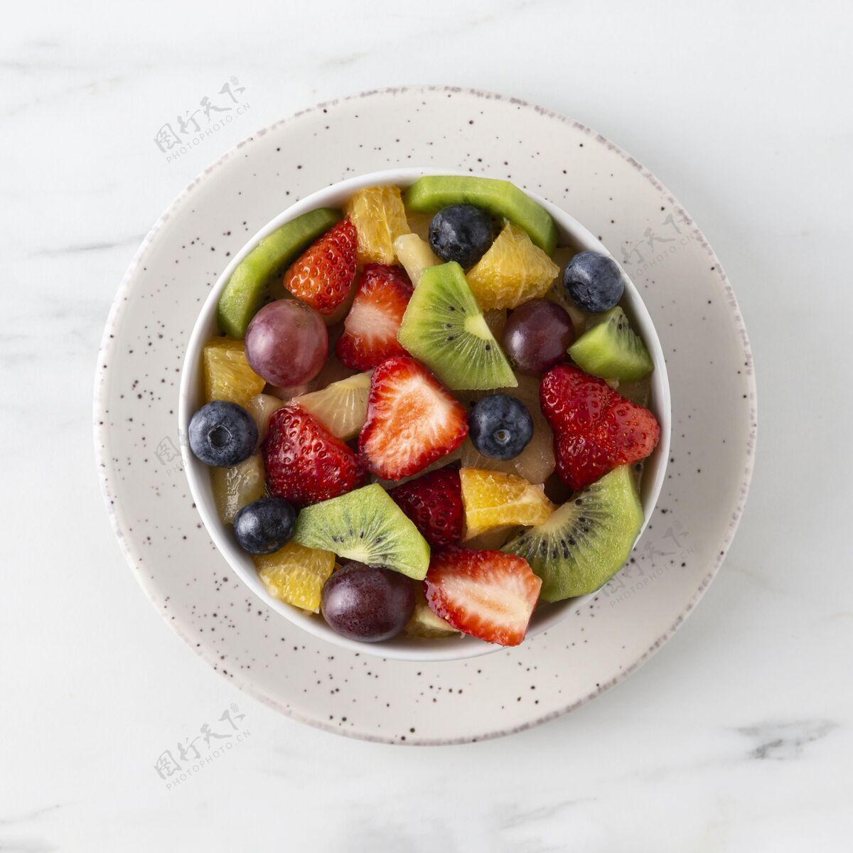 生的美味健康的小吃 配各种水果水果早餐小吃