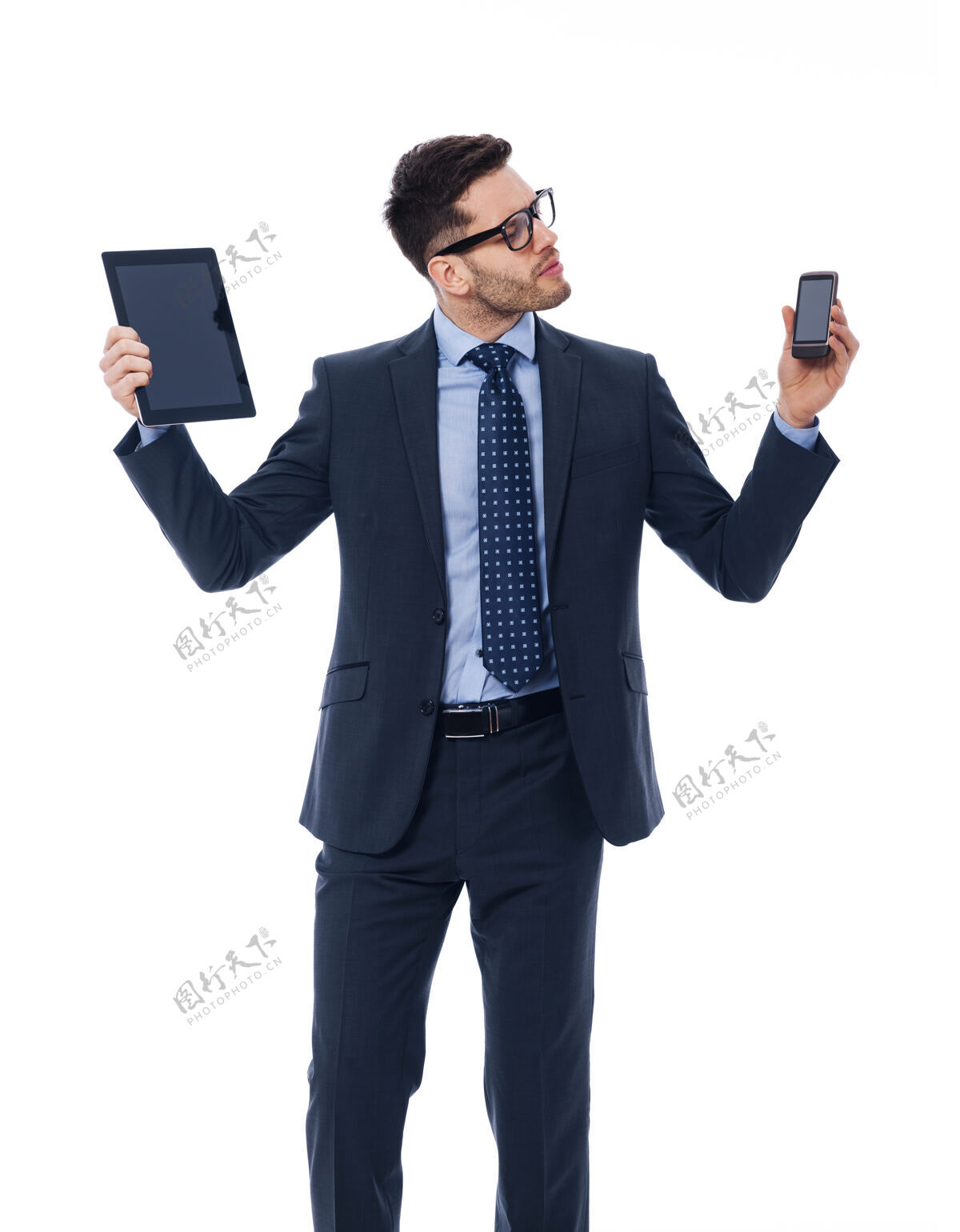 眼镜帅哥商人手里拿着数字平板电脑和手机正装选择商务男士