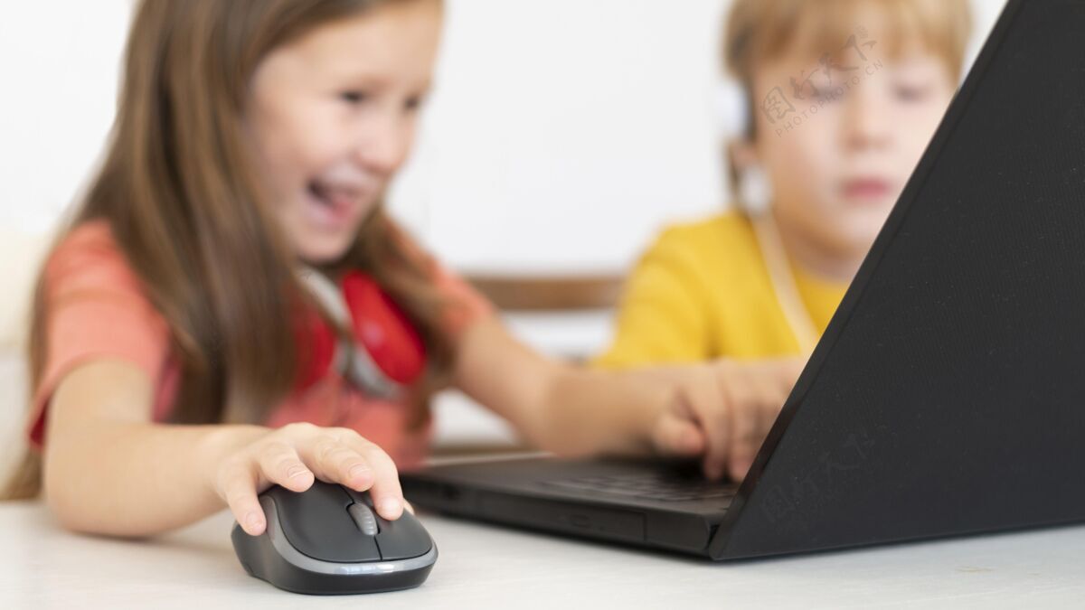 娱乐年轻的男孩和女孩使用笔记本电脑和鼠标设备水平业余爱好