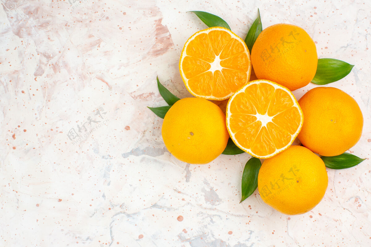 柑橘顶视图新鲜的柑桔在明亮的隔离表面与自由的地方顶部柠檬果汁