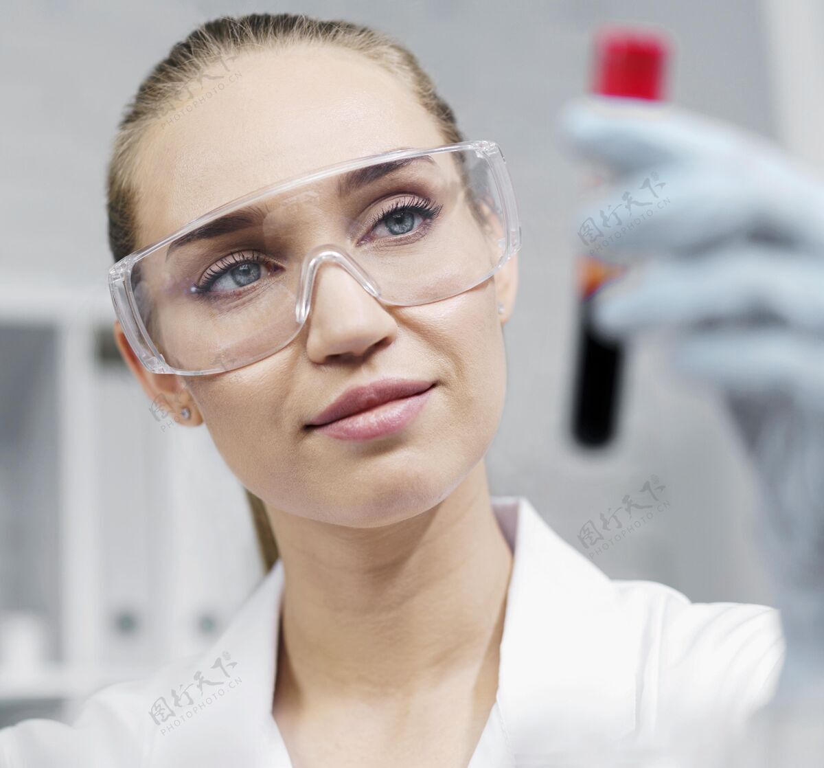 知识分子带着试管和安全眼镜在实验室里微笑的女研究员科学家技术员专家