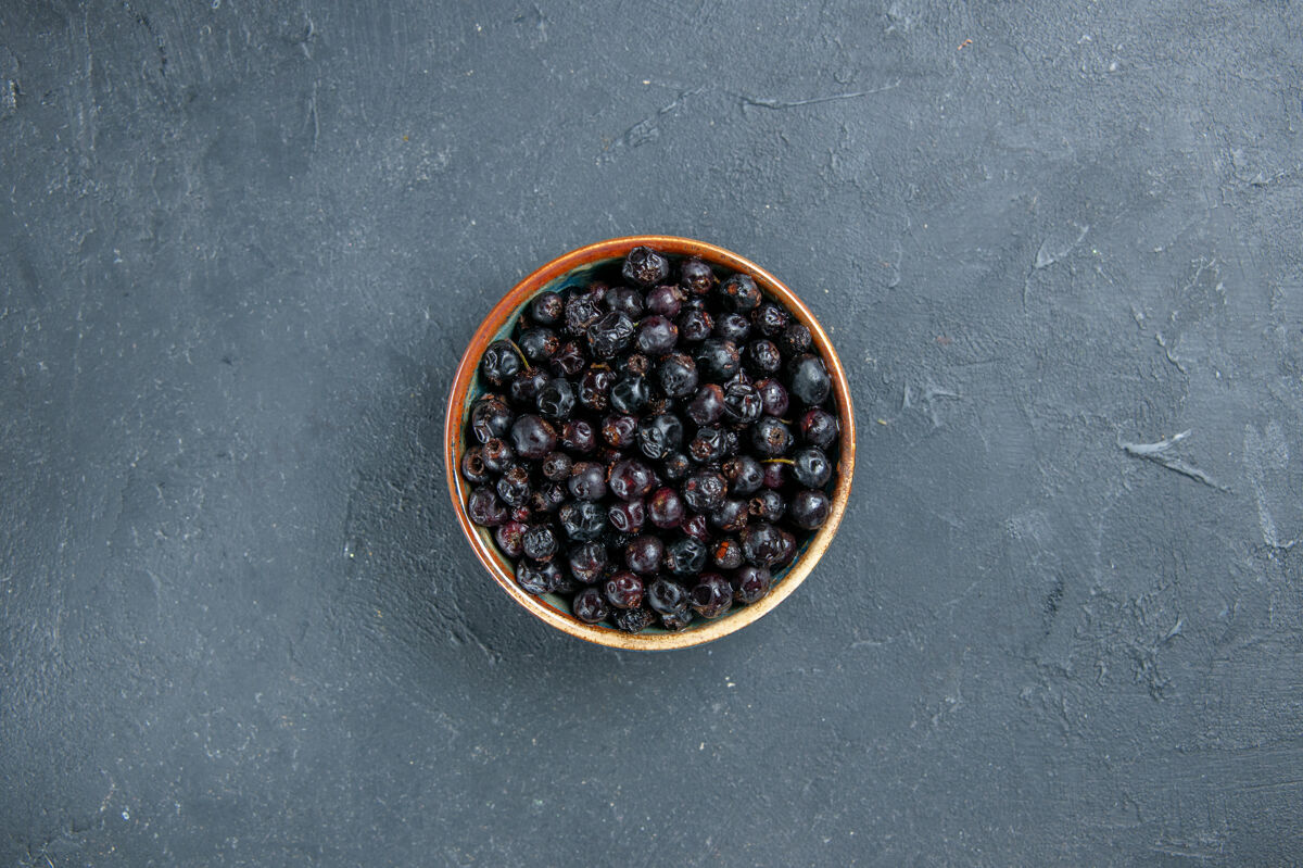 干顶视图黑醋栗在黑暗的表面自由空间胡椒黑加仑浆果