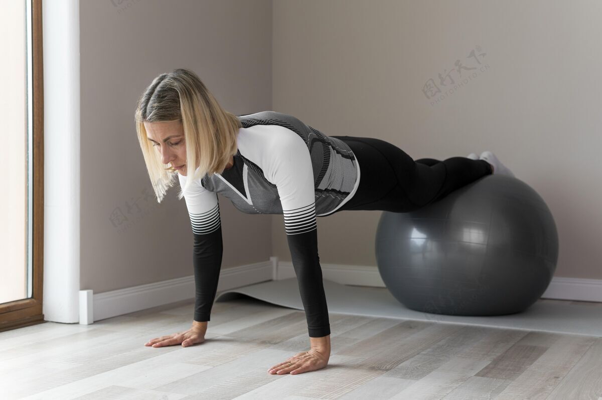 运动用健身球锻炼的女人健康室内室内