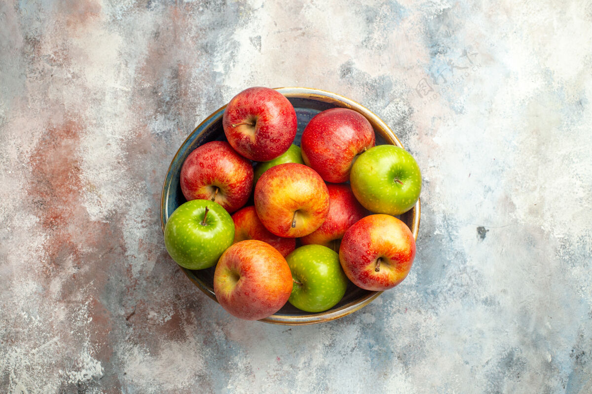 维生素顶视图红色和绿色的苹果在碗上裸体表面复制的地方青红苹果顶部多汁