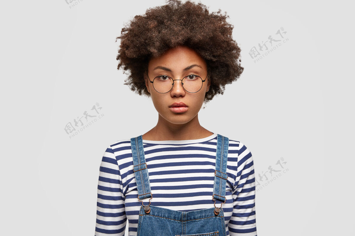 爱严肃的非洲裔美国女模特自信地看着镜头表情外观发型