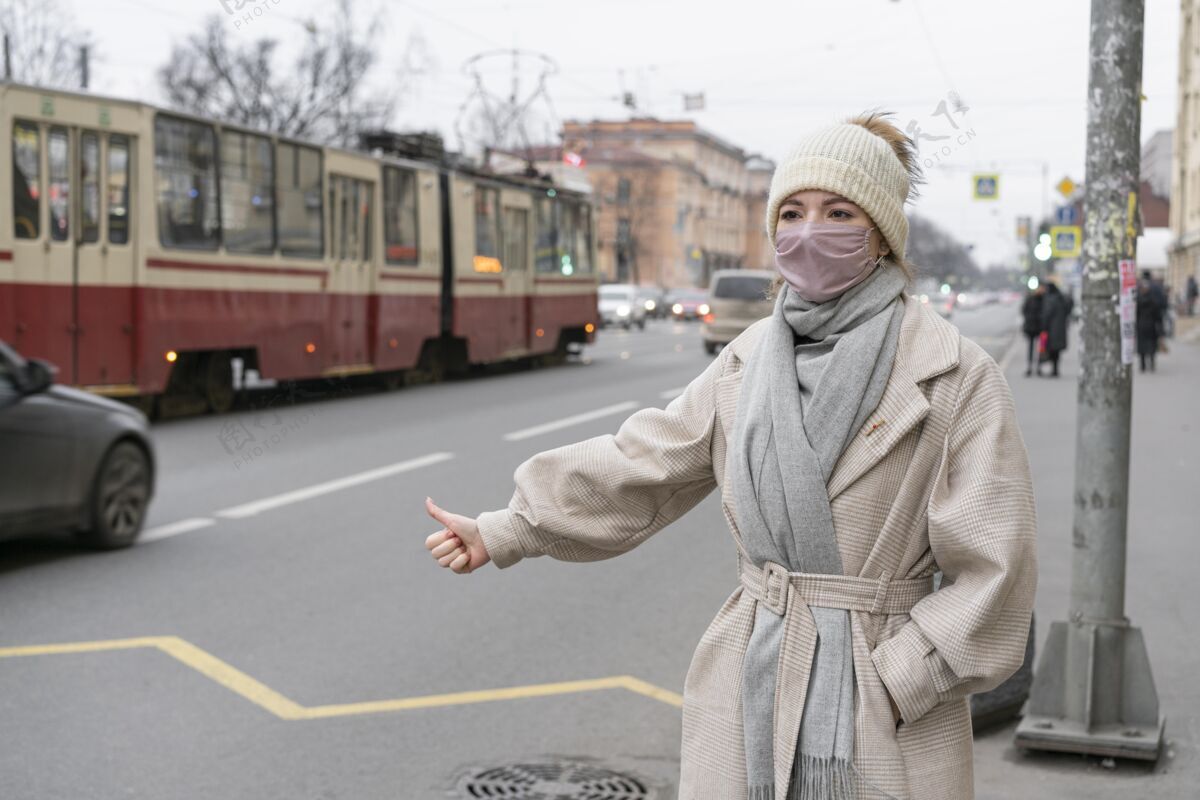 新常态戴着面具在城里搭便车的女人病毒妇女流行病