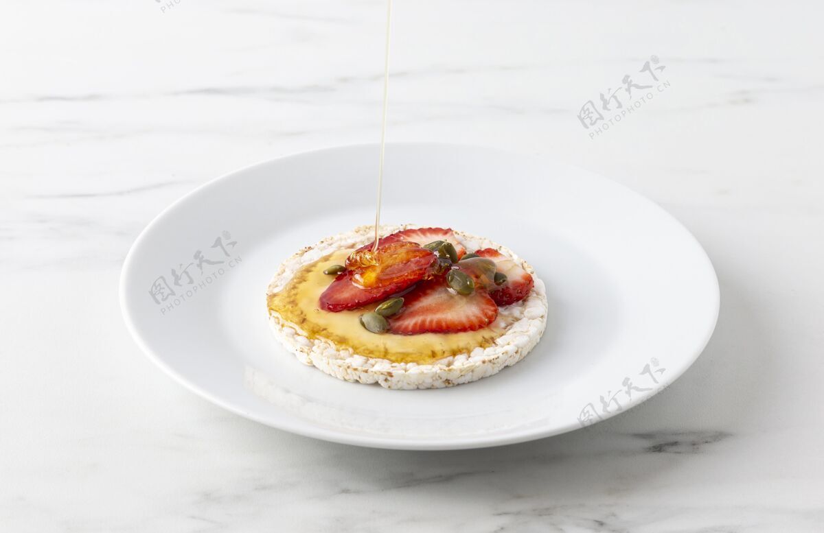 素食者高瞻远瞩的饭 米糕和一半草莓自然小吃水果