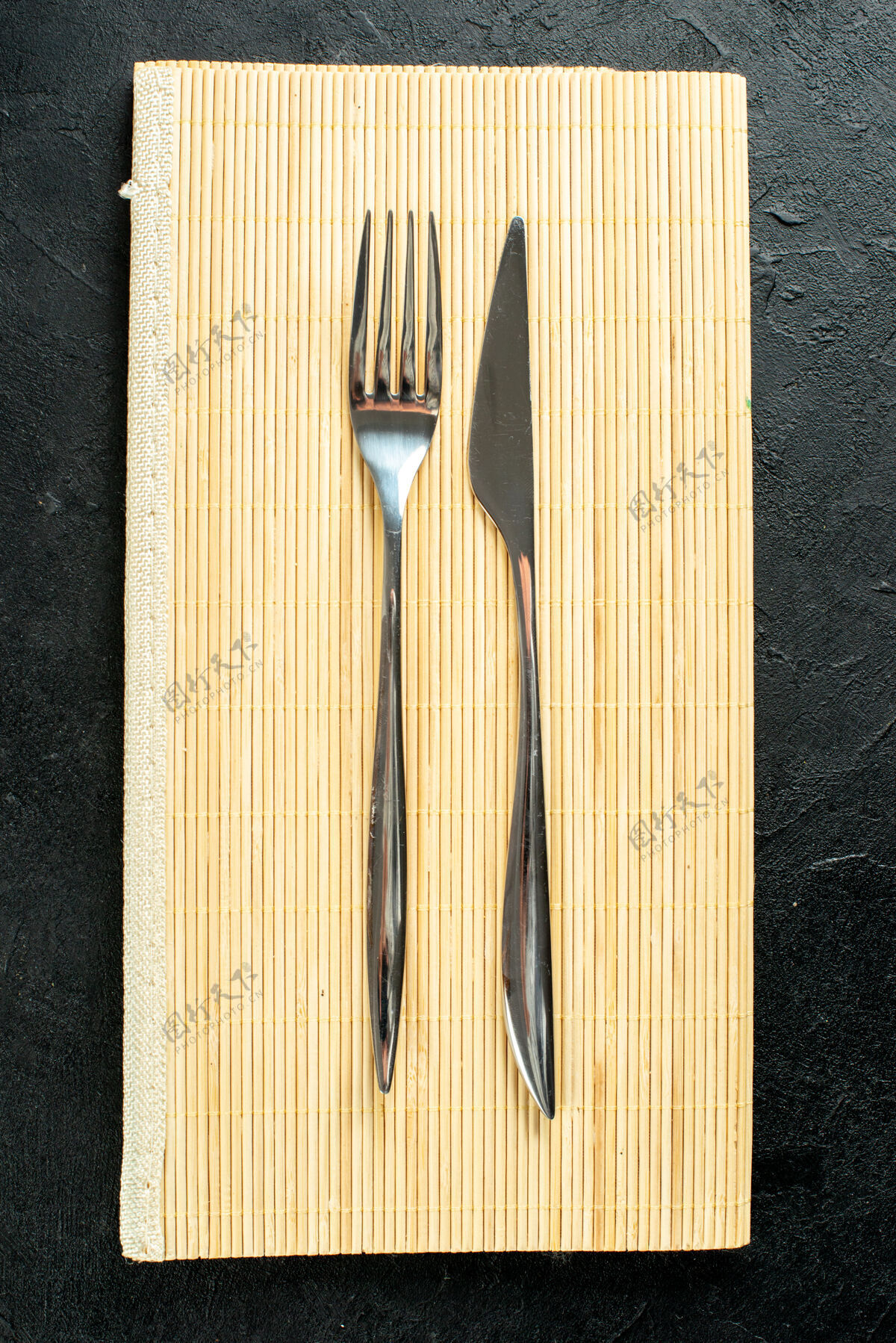 勺子黑色桌子上米色木板上的顶视图刀叉叉子梳子视图