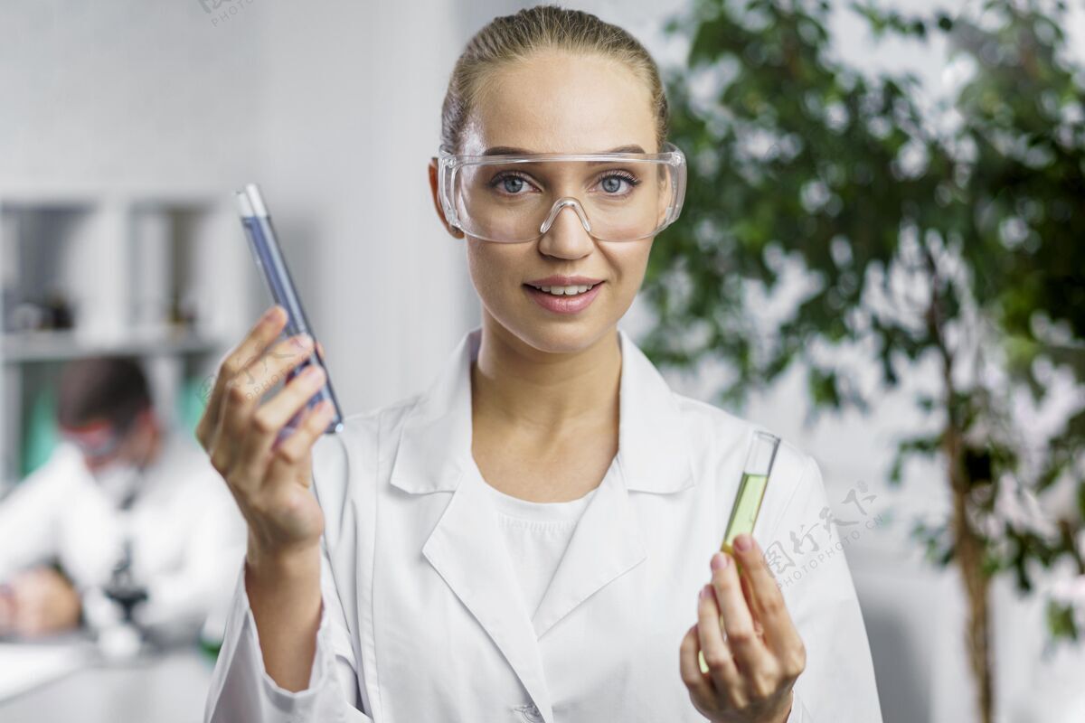 女人实验室里戴着安全眼镜和试管的女研究员的画像科学家试管水平