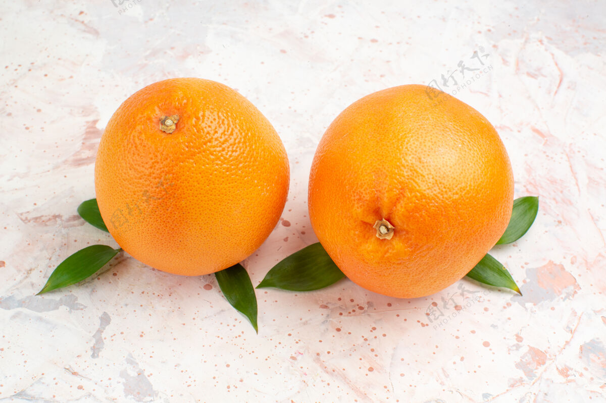 光明在明亮的孤立表面上俯瞰新鲜的橙子观点柑橘果汁
