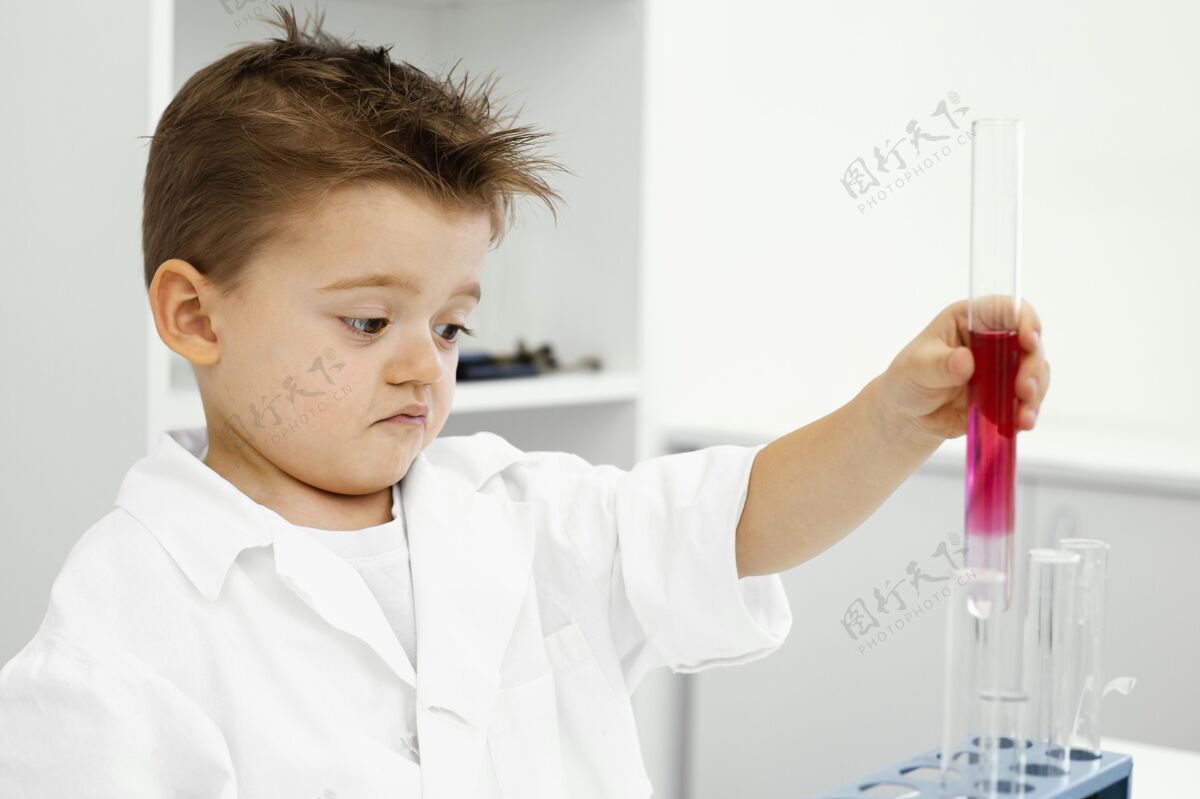 试管男孩科学家在实验室里用试管做实验的侧视图实验室科学实验