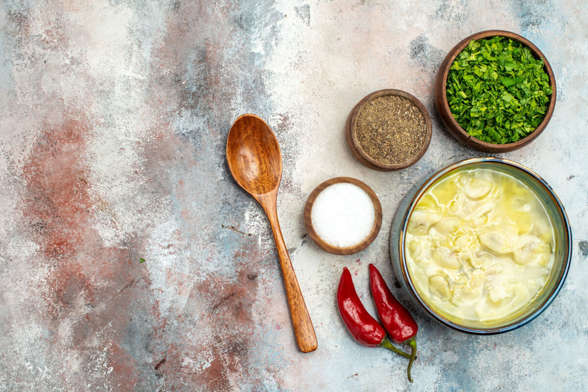 勺子俯瞰杜什巴拉碗不同香料绿色木汤匙裸体表面自由的地方晚餐香料餐具