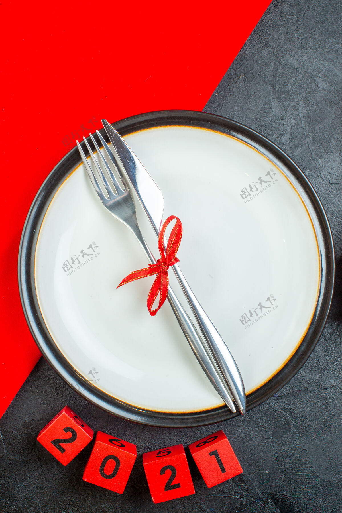 碗上图：一张深色桌子上的盘子上摆着漂亮的礼物和餐具厨房用具号码餐具