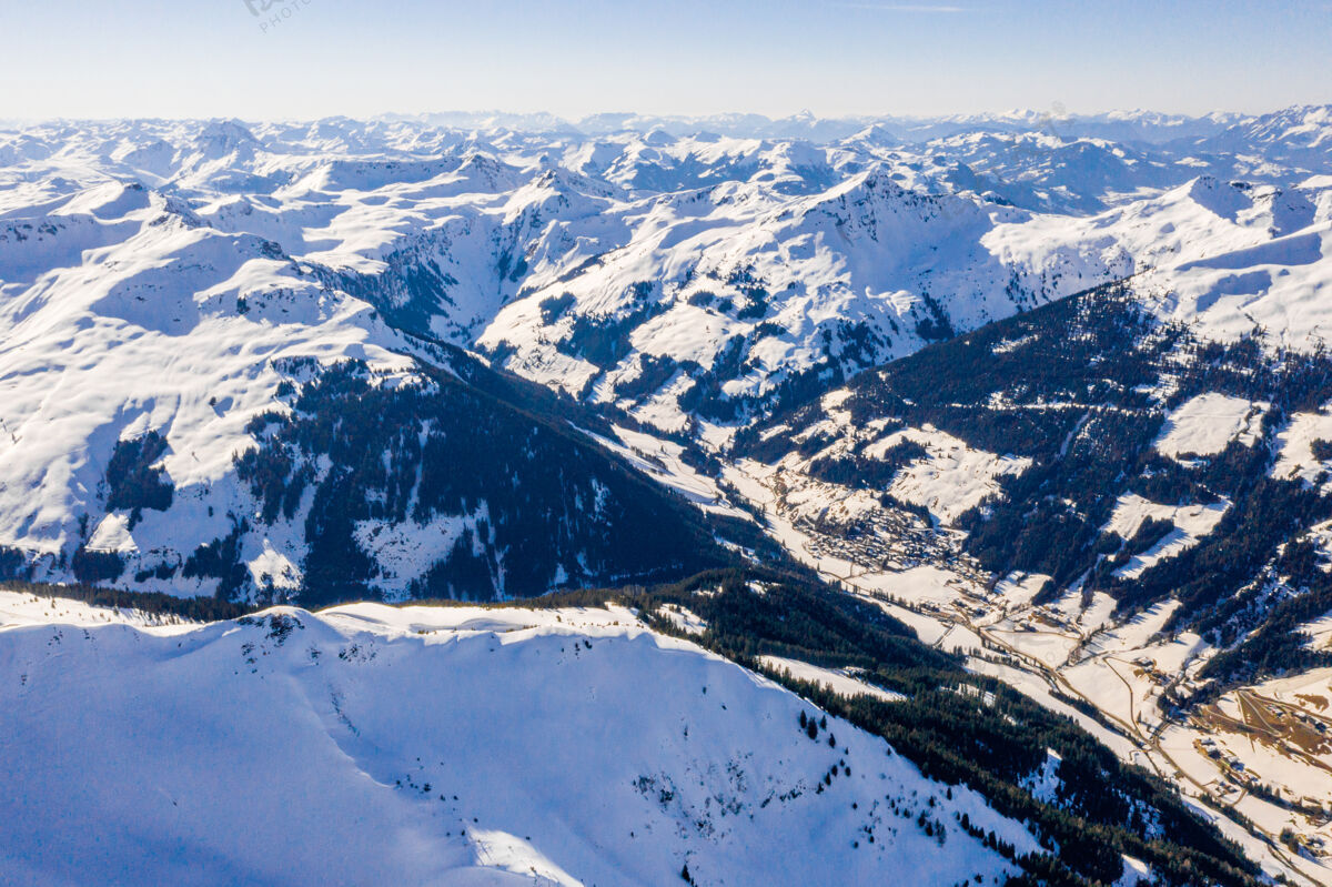户外阿尔卑斯山上的一个滑雪胜地和一个村庄的美丽鸟瞰图雪环境高峰