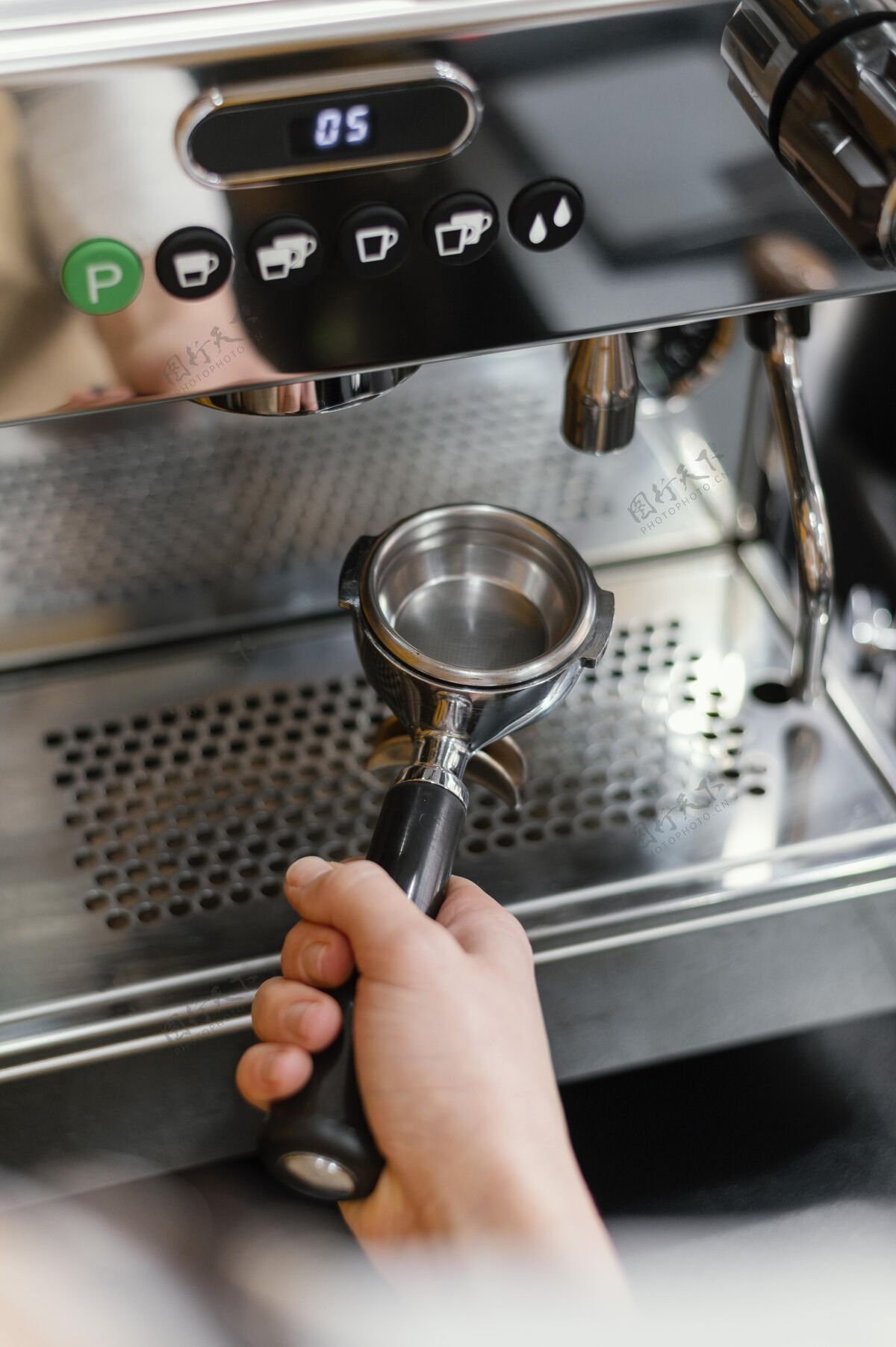 就业高角度的男咖啡师使用咖啡机咖啡馆服务员男人